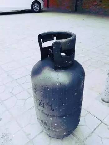 82岁老奶奶家中燃气罐着火 她淡定把罐子抱到门外
